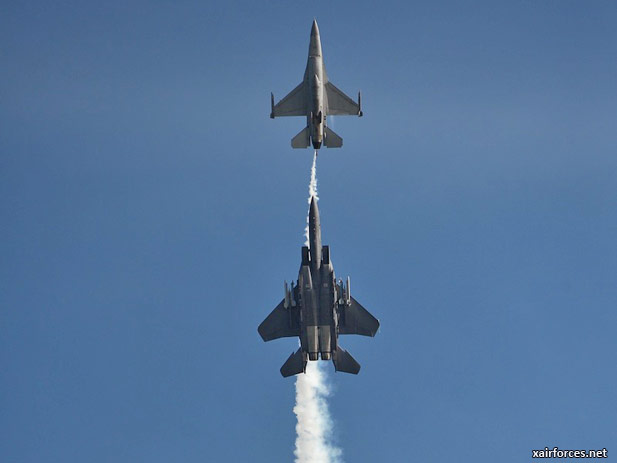 F-15SG debuts at Singapore Airshow 2012 aerial display