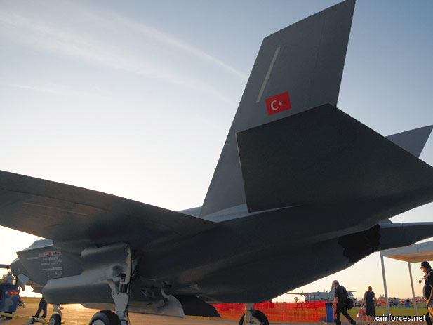 http://www.xairforces.net/images/news/large_news/100112_Turkish-Air-Force_F-35.jpg