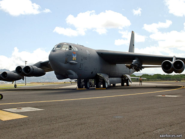 U.S. Air Force B-52 gets new Sniper Pod