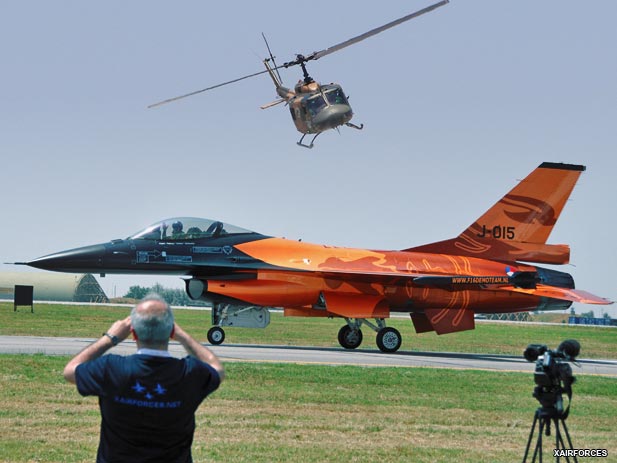 The RNLAF F-16 Demo Team, the audience captivated