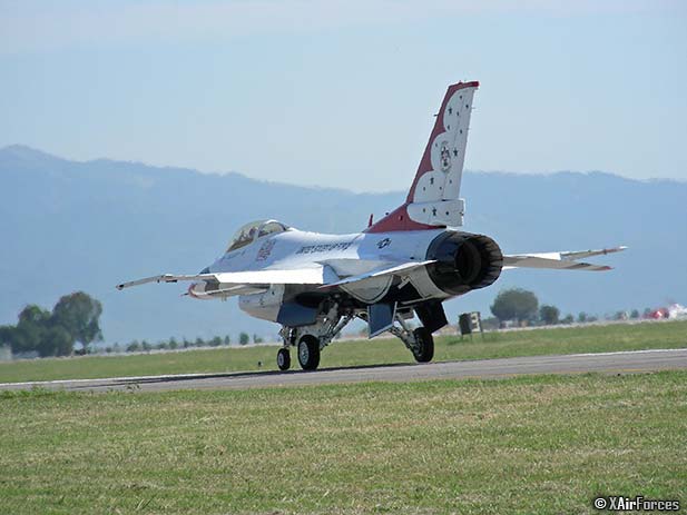 US Air Force Pilot Ejects Safely Before F-16 Crash in California Desert