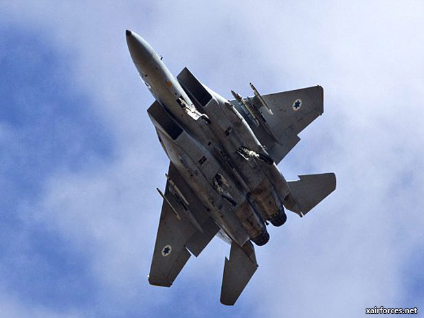Israel 'bombs weapons convoy on Syrian border' prompting fury from Russia